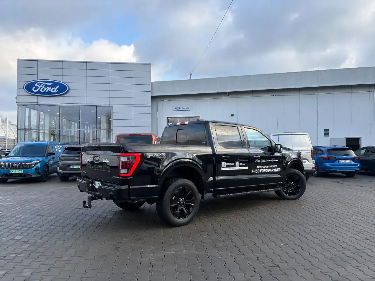 Czarny Ford F-150 z napisem 