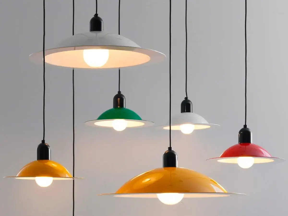 Variedad de tipos de lámparas de techo colgantes en colores vibrantes: blanco, verde, rojo y amarillo.