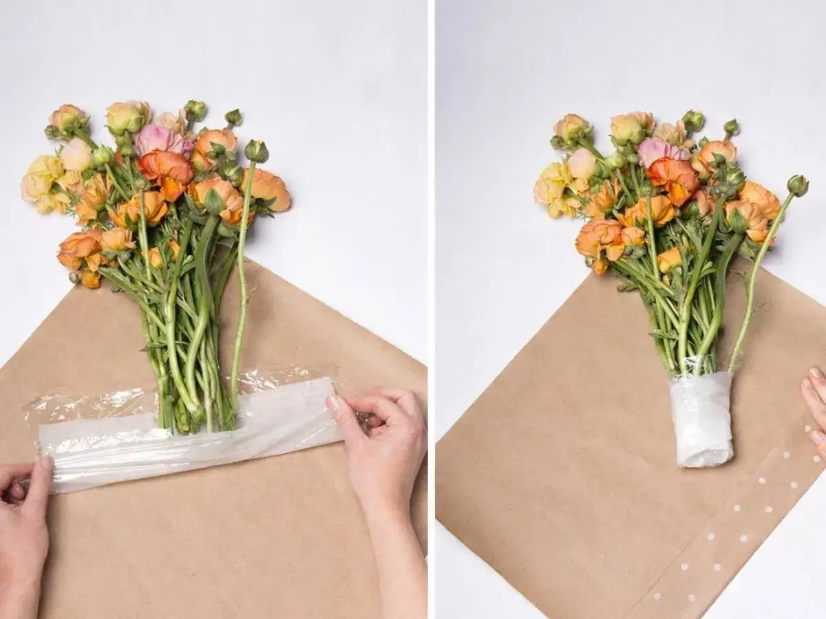 Schritt-für-Schritt-Anleitung: Blumen verpacken mit Papier. Ein Strauß Ranunkeln wird in Folie gewickelt, dann in braunes Papier eingeschlagen.