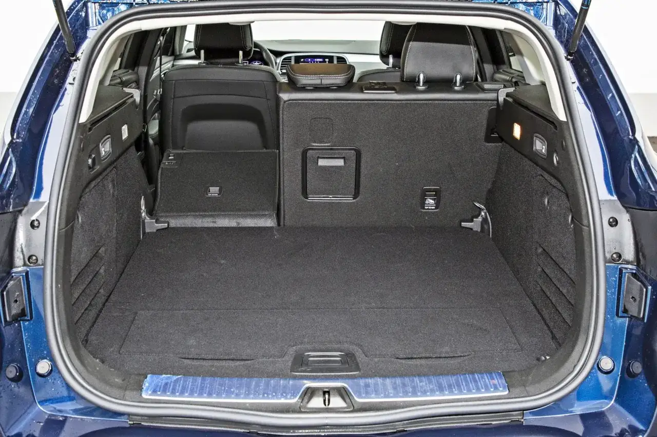 Pusty bagażnik renault talisman kombi, gotowy na podróż.