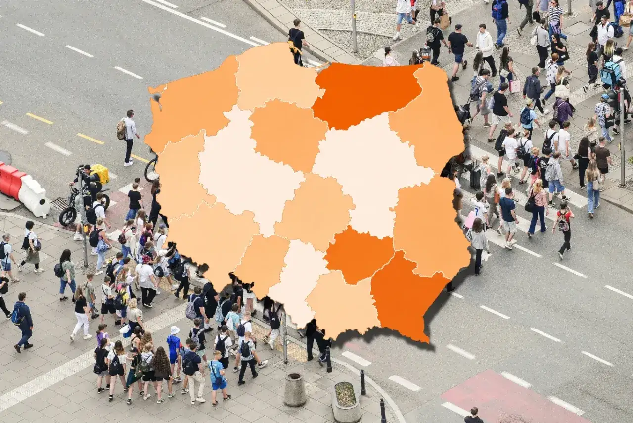 Mapa Polski z zaznaczonymi regionami, gdzie r&oacute;żne odcienie pomarańczowego mogą symbolizować przyczyny bezrobocia. Tłum ludzi przechodzi przez pasy.