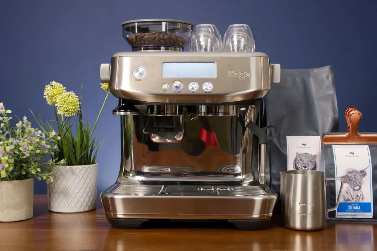 Sage Barista Pro: Perfekt für die Einstellung der Durchlaufzeit. Kaffeemaschine mit integriertem Mahlwerk, Kaffeebohnen, Tassen und Pflanzen.