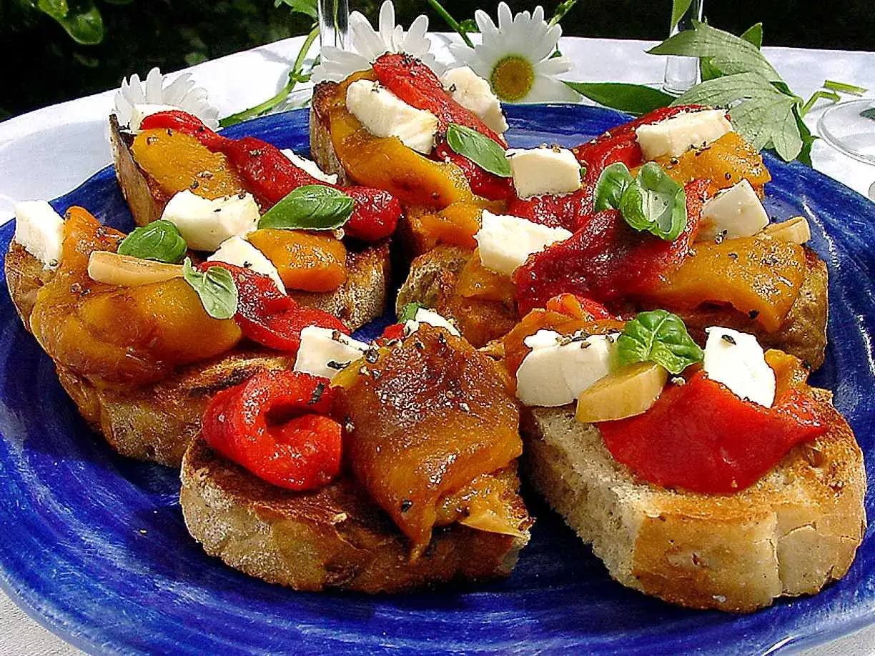 Bruschetta med grillade paprikor, ost och basilika. En h&auml;rlig sommarr&auml;tt som passar perfekt till mingel.