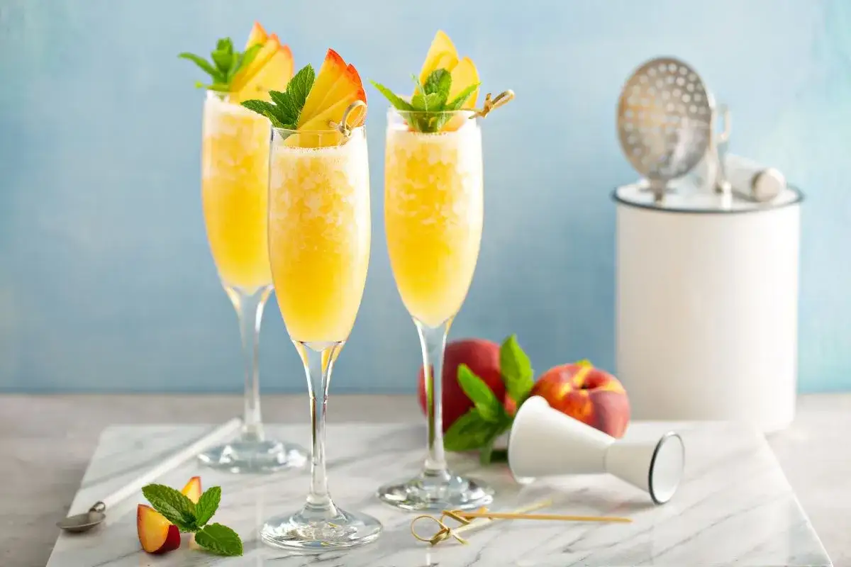Klasyczny drink Mimoza w kieliszku do szampana