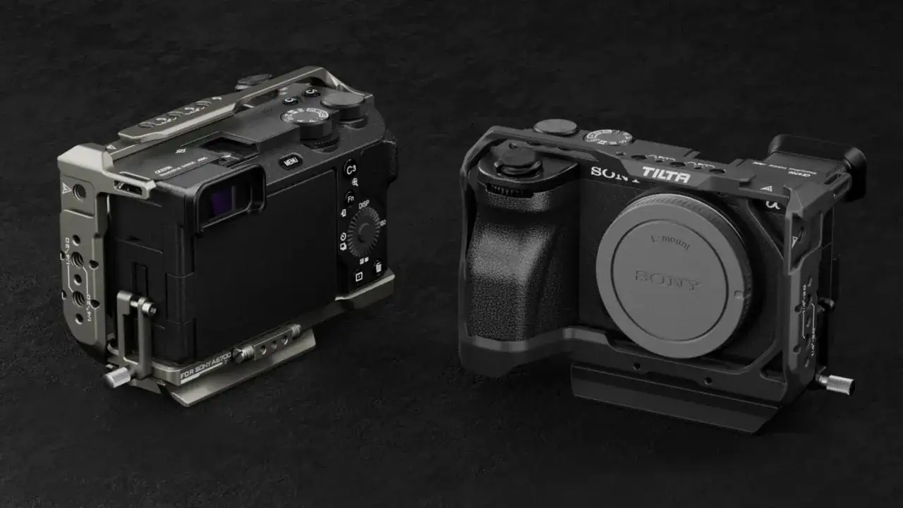 Två kameror, en Sony a6700 med ett grått kamerahölje och en annan med ett svart kamerahölje från Tilta.