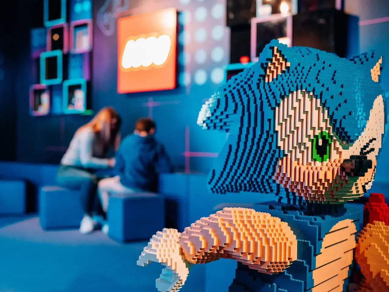 Sonic de LEGO en el museo LEGO Madrid. Dos personas observan la exposición.