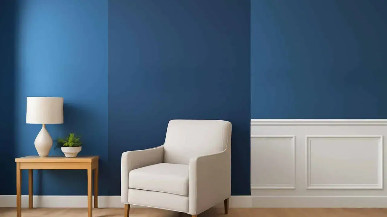 Ein Sessel und ein Beistelltisch mit Lampe stehen vor einer blauen Wand. Die Frage, wie lange braucht Wandfarbe zum trocknen, beschäftigt jeden Heimwerker.