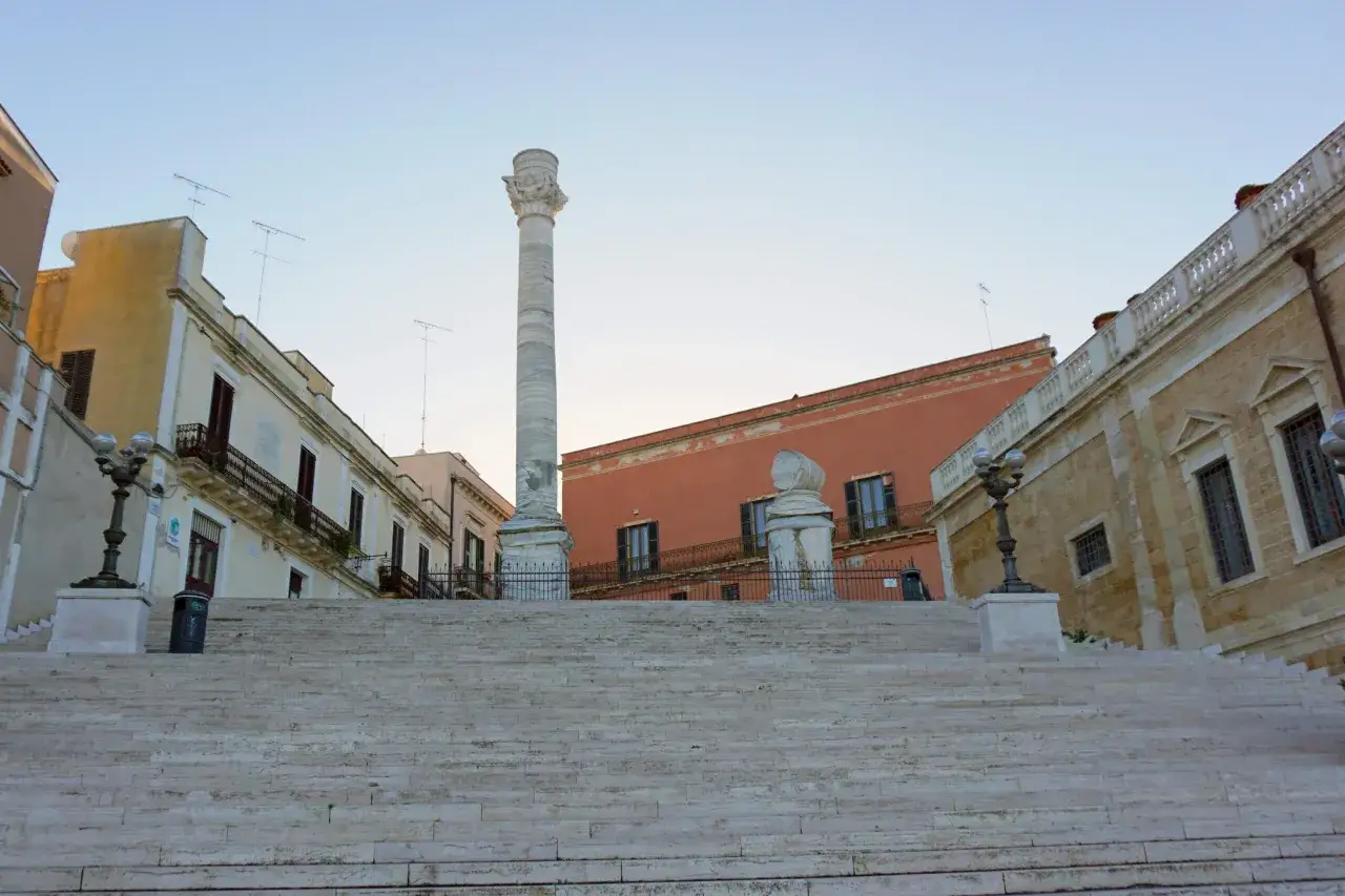 Le Colonne di Brindisi, un must per chi visita la citt&agrave;. Ecco cosa vedere a Brindisi in un giorno, partendo da questa imponente scalinata.