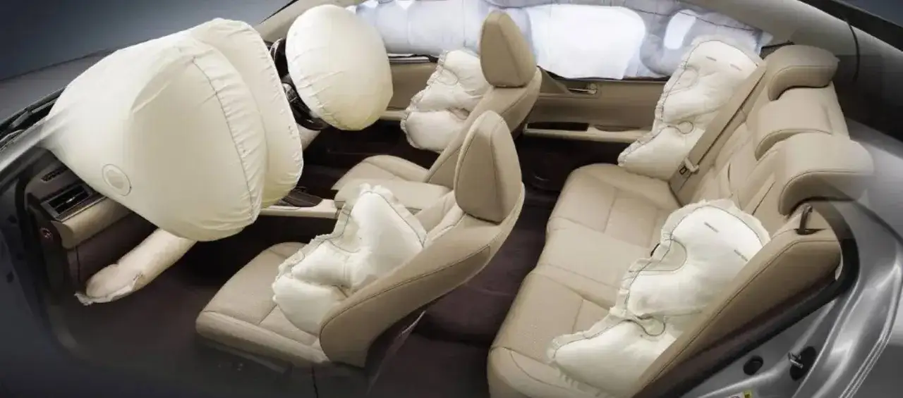 Interior de coche con m&uacute;ltiples airbags desplegados, mostrando la protecci&oacute;n de los sistemas de seguridad coche.
