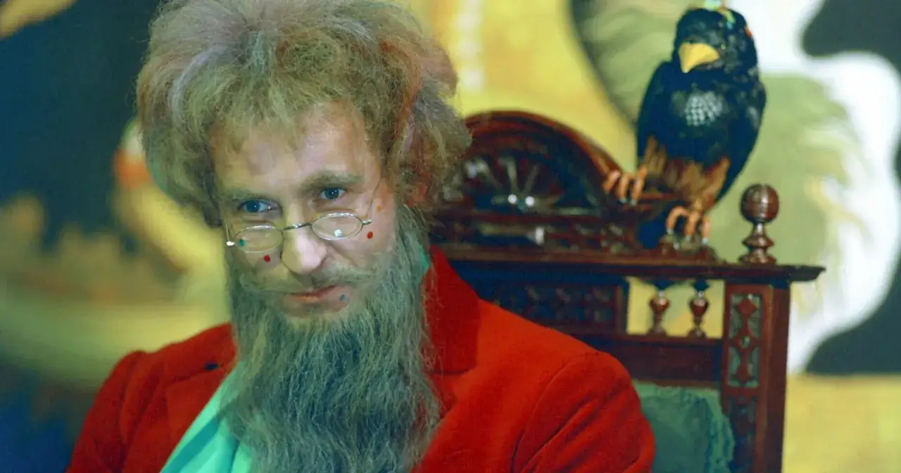 Piotr Fronczewski w filmach jako ekscentryczny mag z ptakiem na ramieniu.