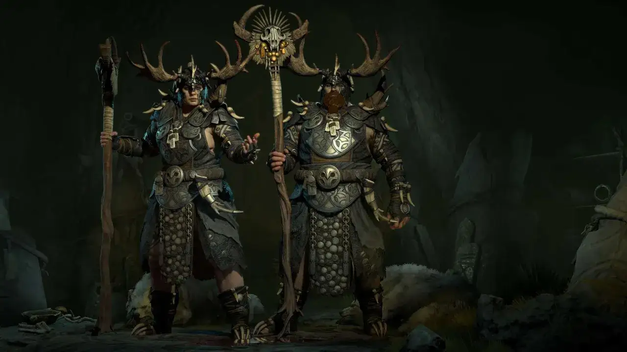 Dos guerreros druidas de Diablo 4, con armaduras tribales y astas de ciervo, listos para la batalla.