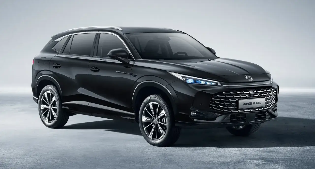 Czarny MG HS SUV, elegancki design, nowoczesne światła LED. Sprawdź atrakcyjną mg suv cena.