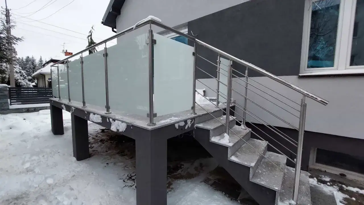 Nowoczesne schody zewnętrzne z balustradą ze szkła i stali nierdzewnej, spełniające schody zewnętrzne- wymagania techniczne.
