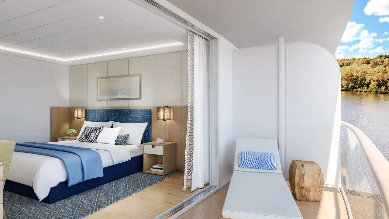 Lussuose cabine crociera con letto comodo, balcone privato e vista sul fiume.