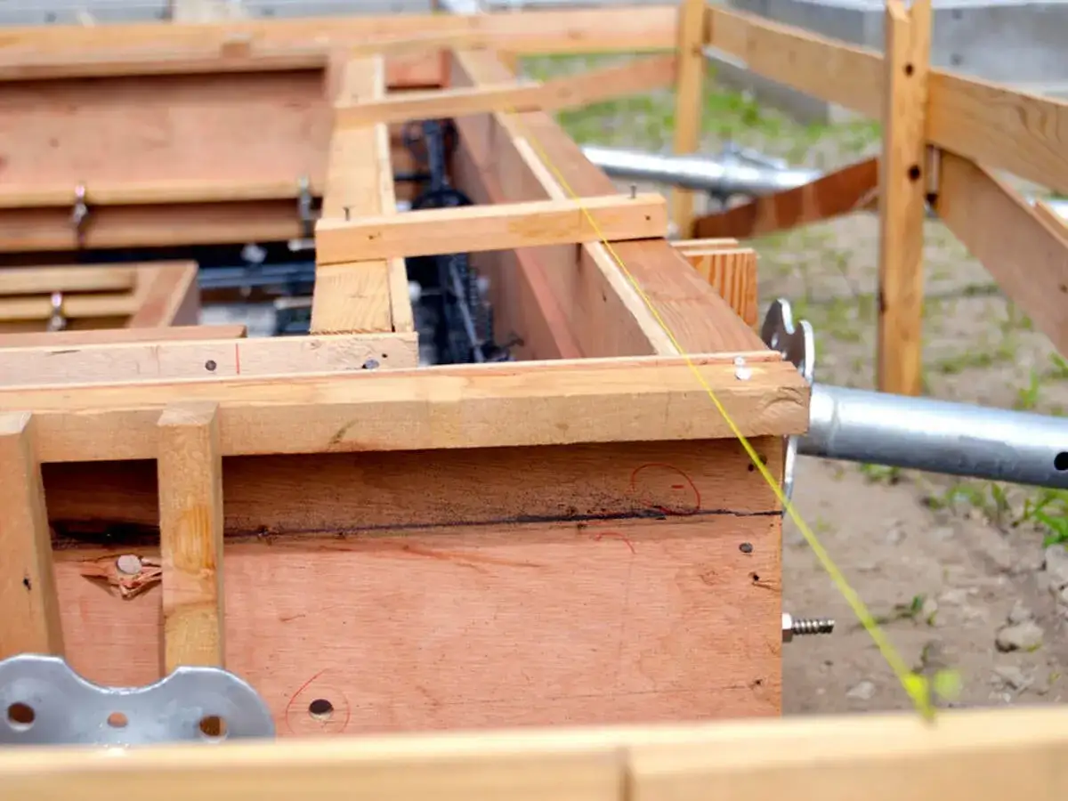 Holzschalung f&uuml;r den Bau, mit Bewehrungsstahl und Spannvorrichtungen.