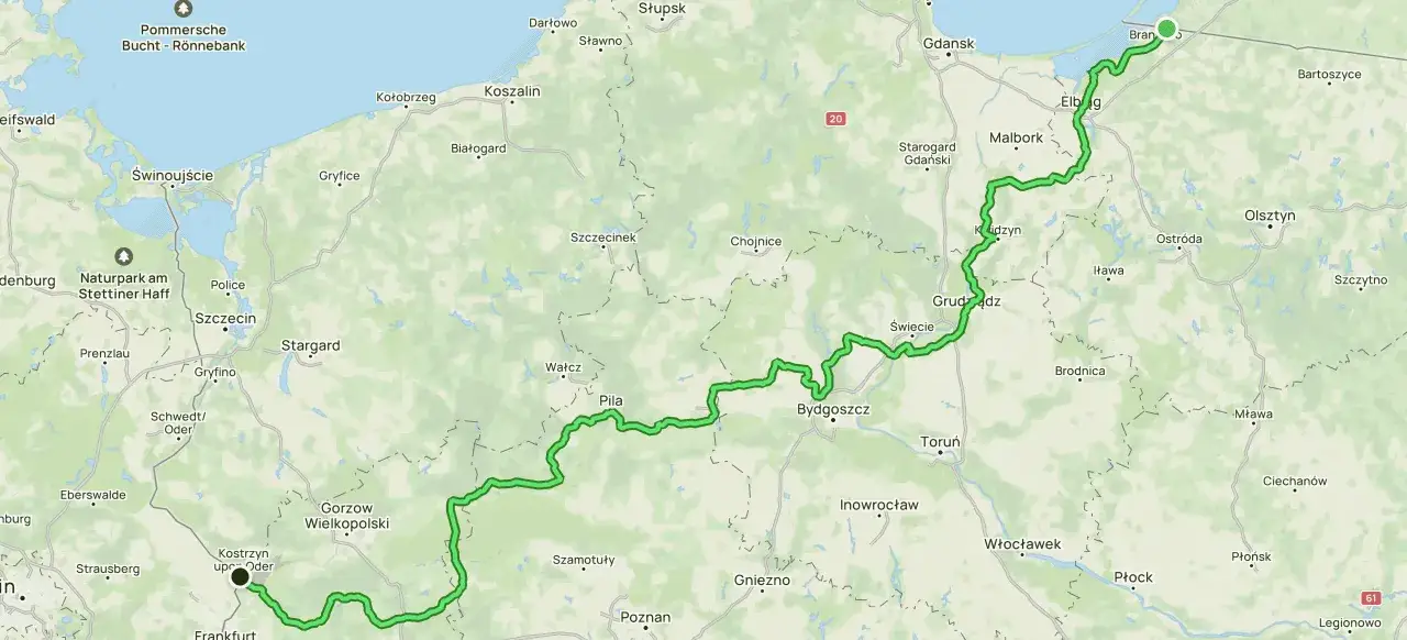Mapa z zaznaczoną trasą rowerową R1 od Świnoujścia przez Szczecin, Bydgoszcz, aż po okolice Trójmiasta.