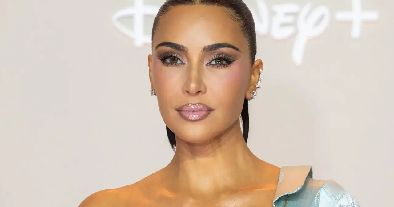 Kim Kardashian z makijażem i biżuterią. Zastanawiasz się, ile lat ma Kim Kardashian?