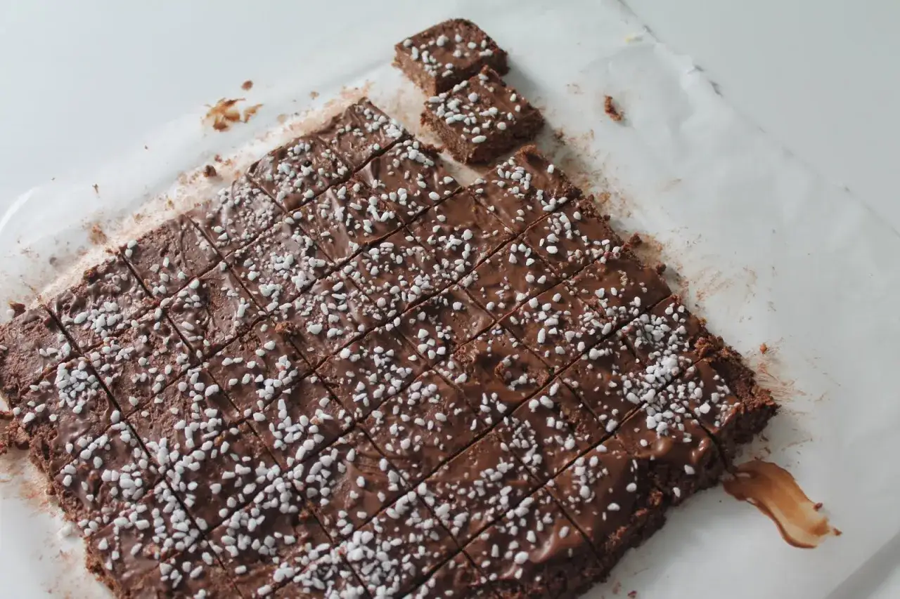 Chokladbollar i l&aring;ngpanna, skurna i fyrkanter och str&ouml;sslade med p&auml;rlsocker. Perfekt f&ouml;r fikat!