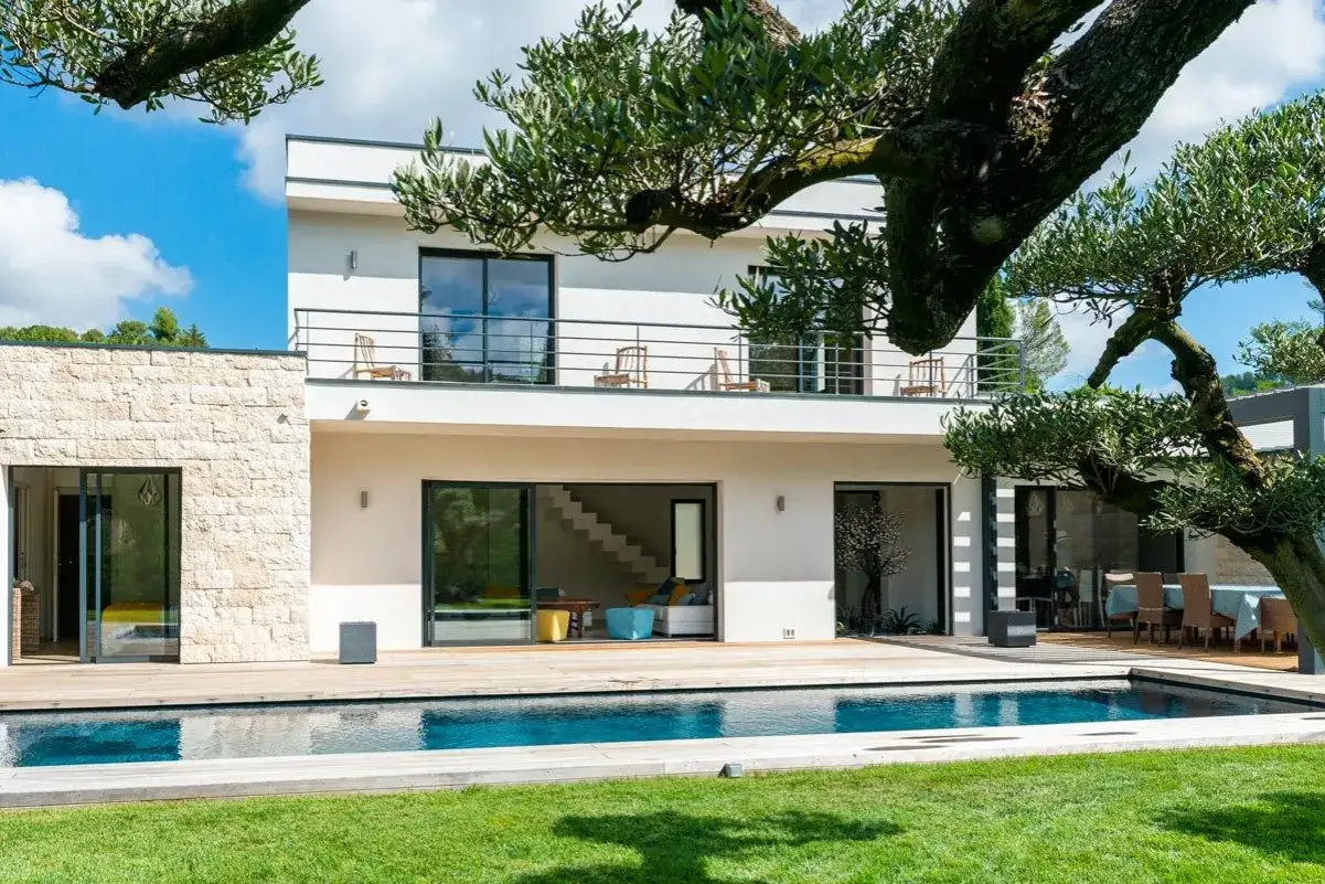Maison moderne avec piscine, ambiance pool house provençal sous un olivier majestueux.