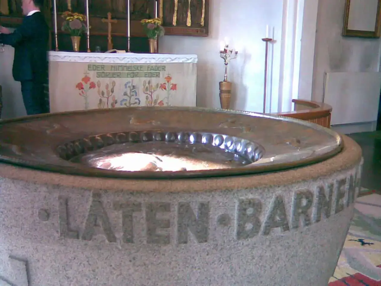 Dopfunten i kyrkan, med texten 
