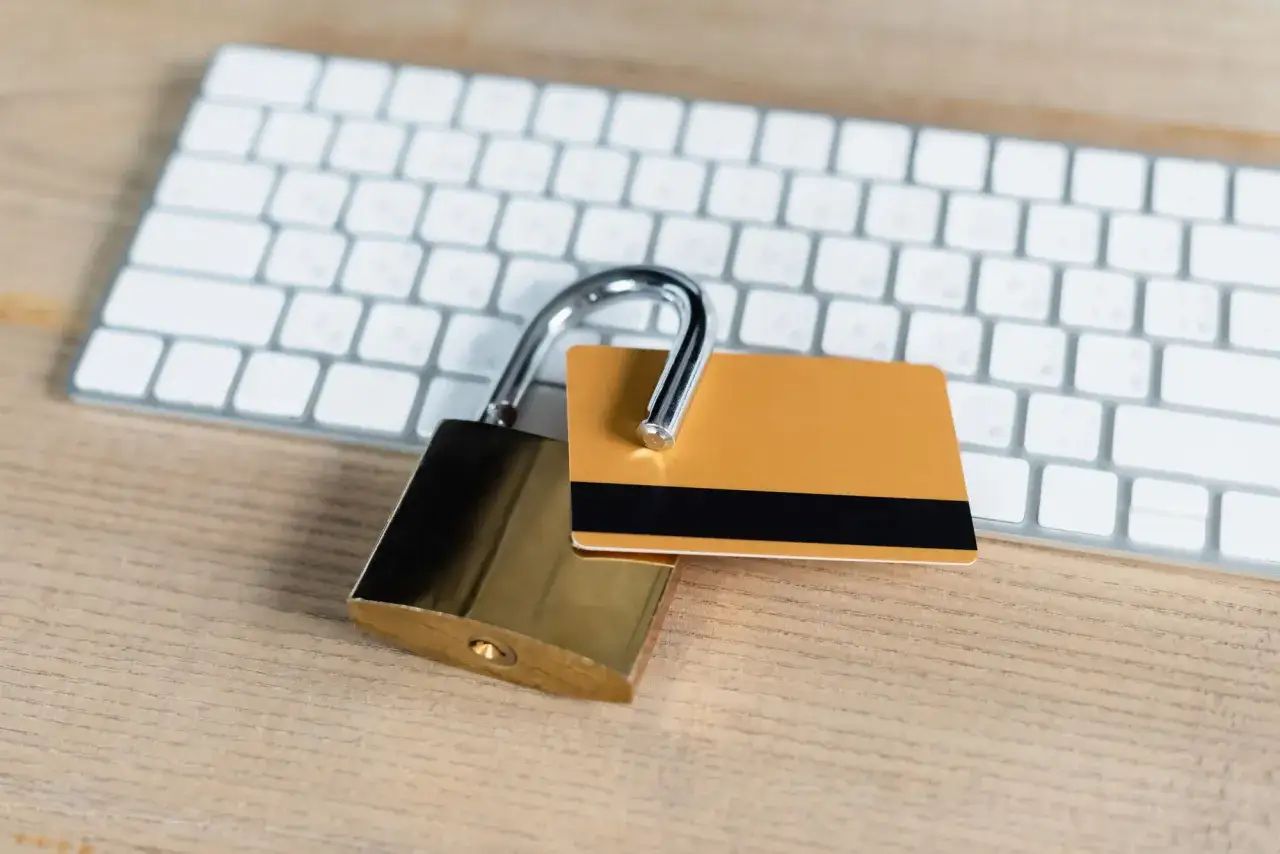Osoba przeglądająca oferty na laptopie w trybie incognito, z ikoną tarczy lub kłódki