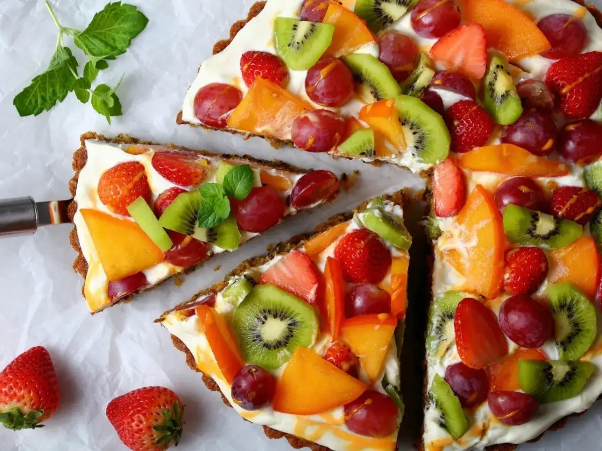 Tarte aux fruits frais sur une base croquante, garnie d'une onctueuse cr&egrave;me fouett&eacute;e mascarpone. Fraises, kiwis, raisins et melon.