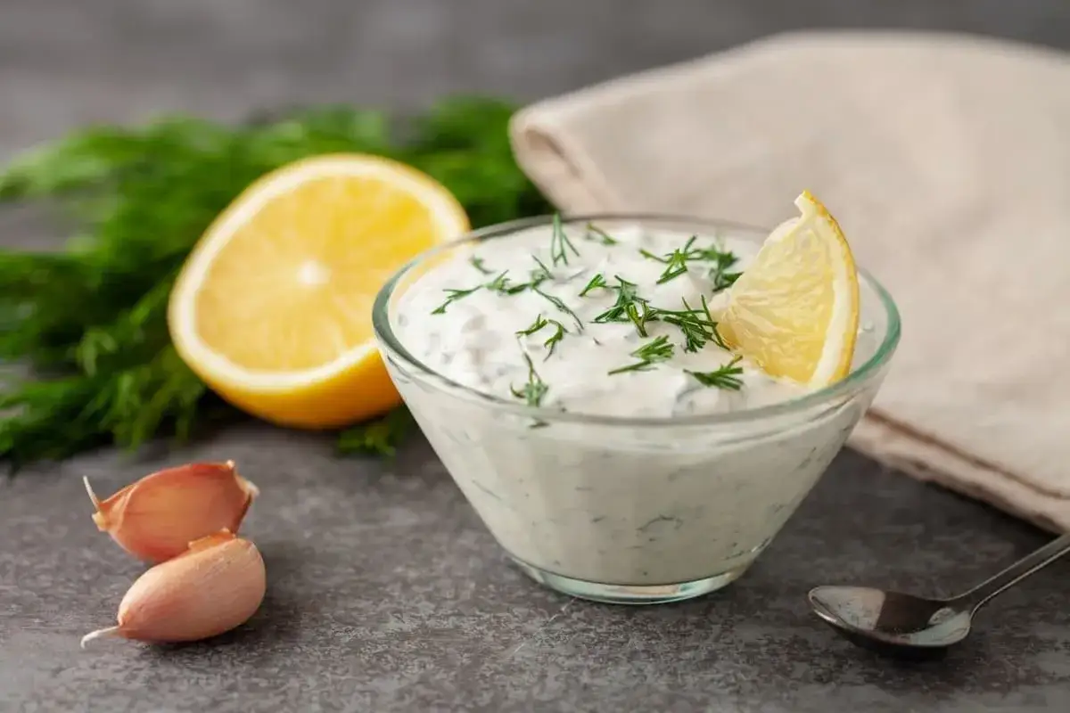 Salsa yogurt ricetta: una ciotola di salsa cremosa con aneto, limone e aglio. Perfetta per accompagnare i tuoi piatti.