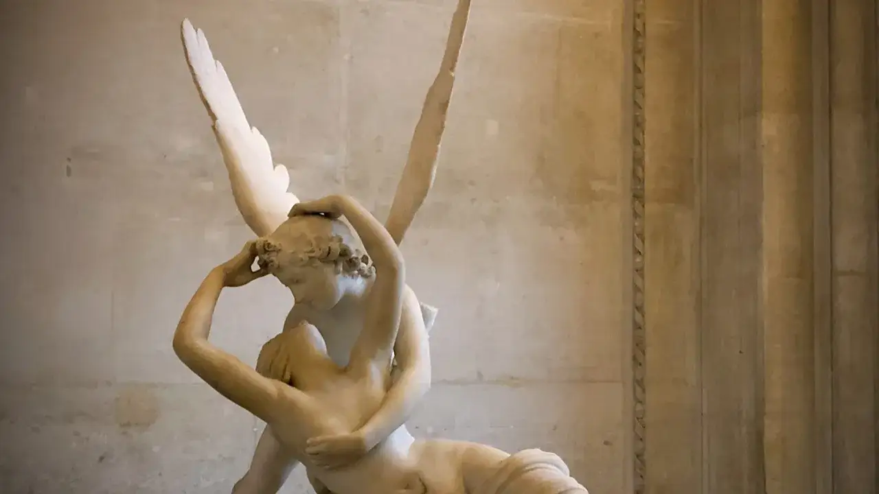Le baiser d'Amour et Psych&eacute; par Canova, une sculpture de marbre saisissante capturant un moment d'amour &eacute;ternel.