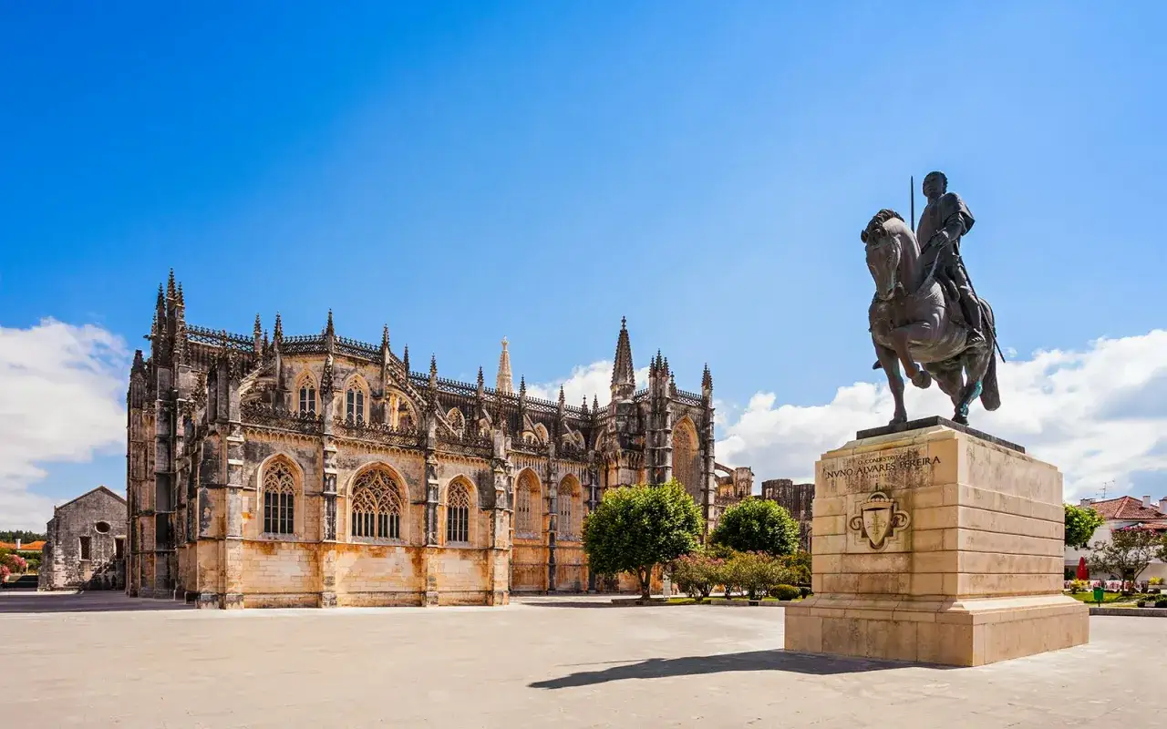 Reiterdenkmal vor dem Kloster Batalha, Portugal.