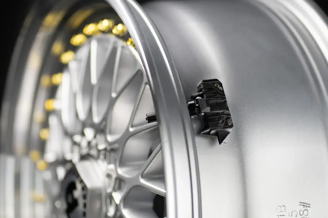 Czujnik TPMS na srebrnej feldze. Czy wiesz, tpms co to jest i do czego służy?