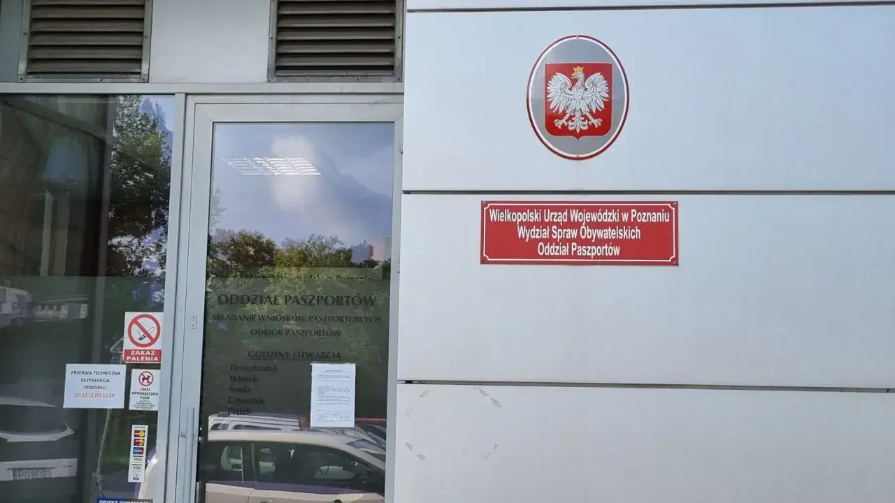 Biuro paszportowe Poznań. Znak orła i tablica informacyjna Wielkopolskiego Urzędu Wojewódzkiego.