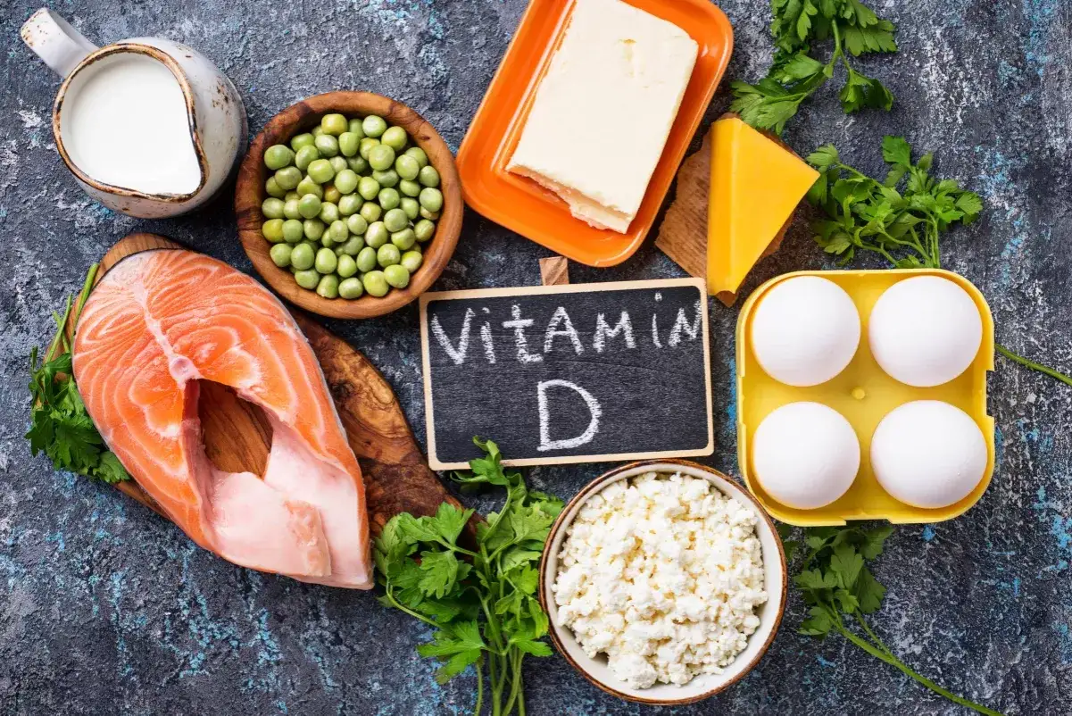 Alimenti ricchi di calcio e vitamina D: salmone, latte, uova, formaggio, burro, piselli e prezzemolo.