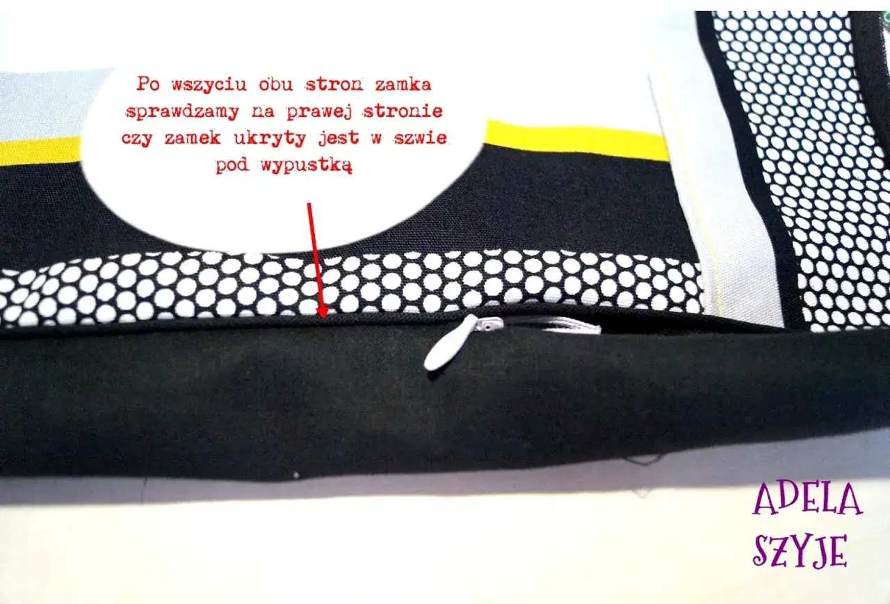 Po wszyciu zamka do poszewki, sprawdzamy, czy jest ukryty w szwie. Detal z zamkiem i ozdobną wypustką.