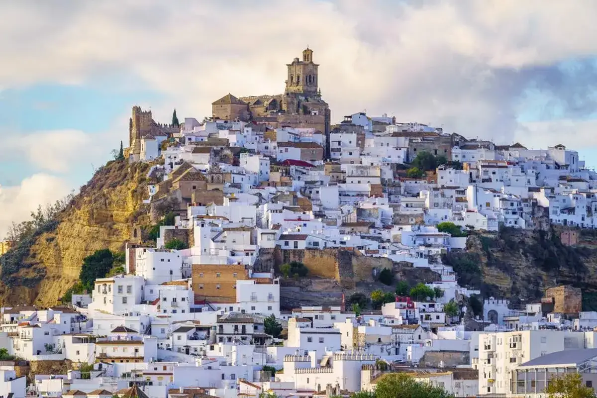 Pueblo blanco en una colina, con un castillo y una iglesia en la cima. Sus callejones estrechos y empinados, los **caminos de pasión**, invitan a perderse en su historia.