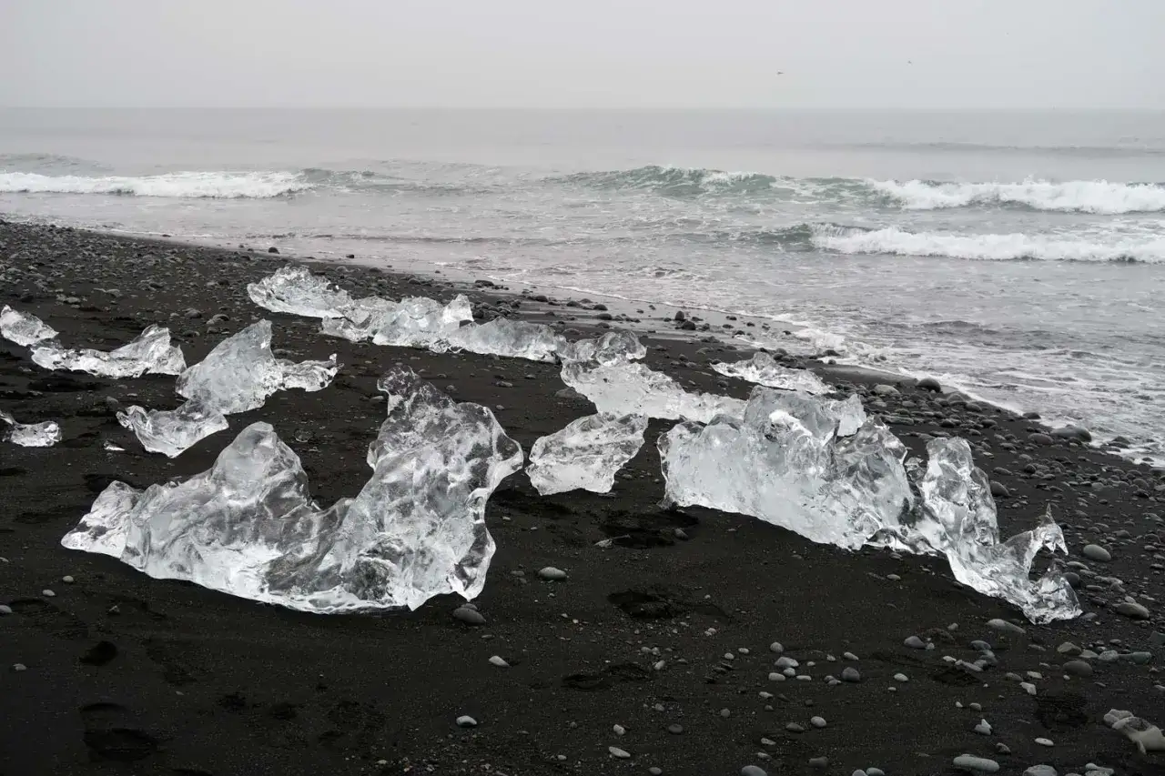 Lodowe bryły niczym diamenty lśnią na czarnym piasku. Ten diamond beach to niezwykłe dzieło natury.