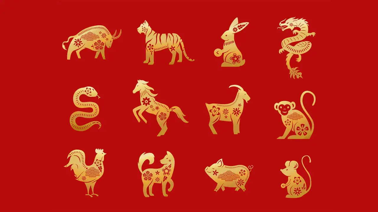 Złote sylwetki zwierząt zodiaku chińskiego: smok, tygrys, królik, wąż, koń, koza, małpa, kogut, pies, świnia, szczur i wół, na czerwonym tle.