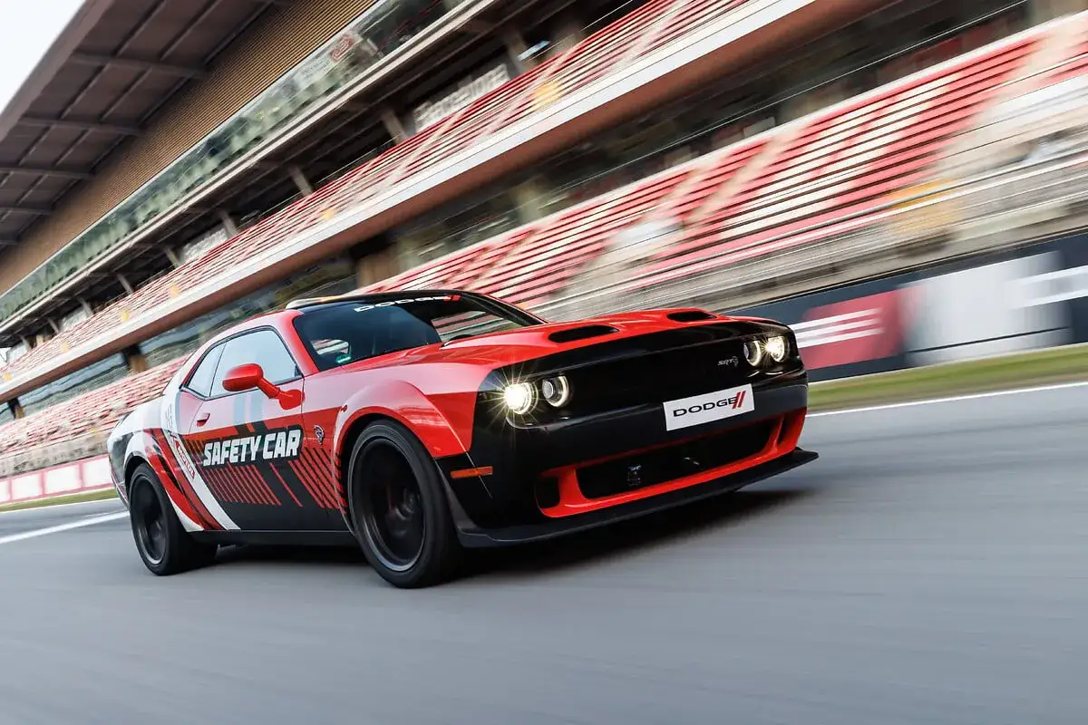 Ein roter Dodge Challenger SRT Hellcat Redeye, als Safety Car auf einer Rennstrecke, mit 