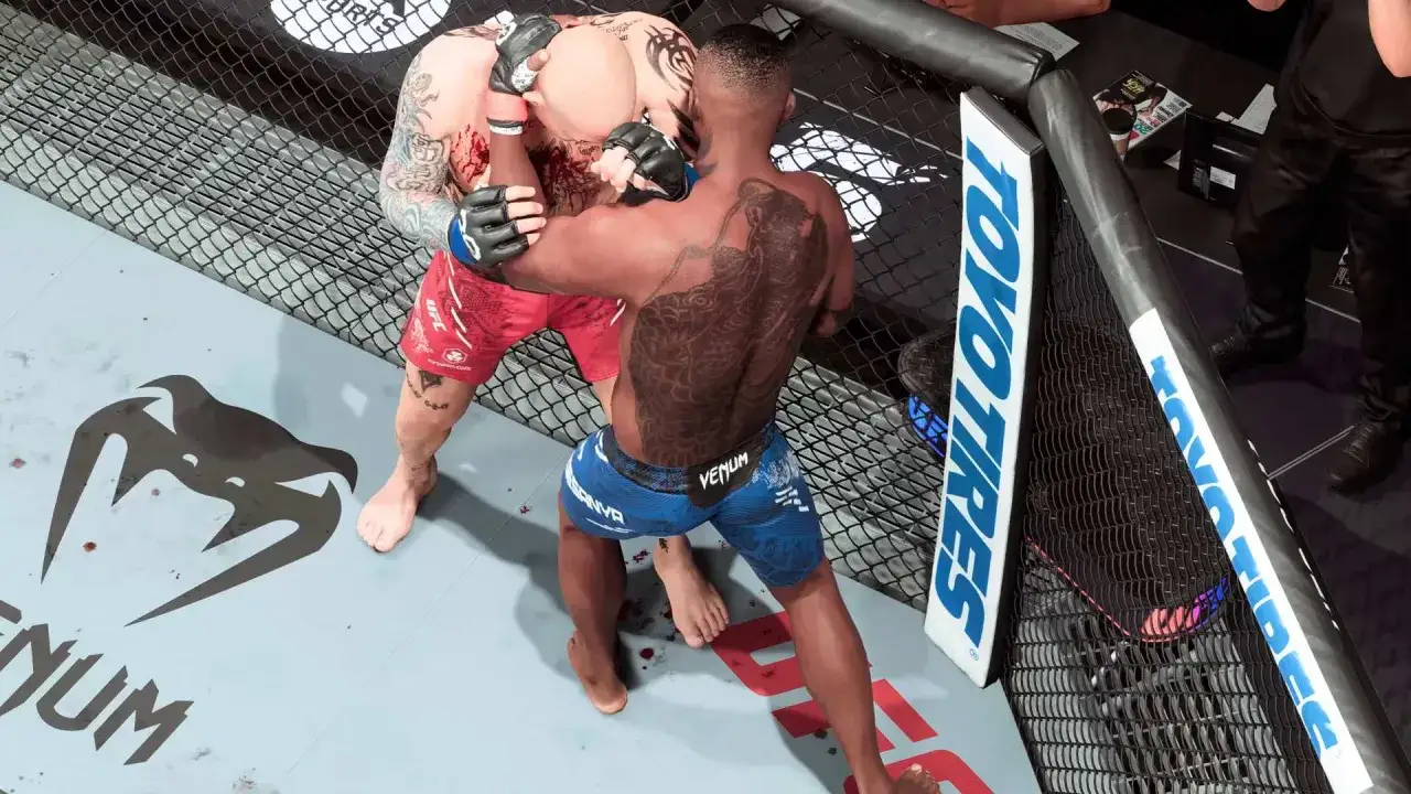 Dwóch zawodników UFC walczy w klatce. Jeden z nich ma tatuaż smoka na plecach. Gra UFC PC w akcji.
