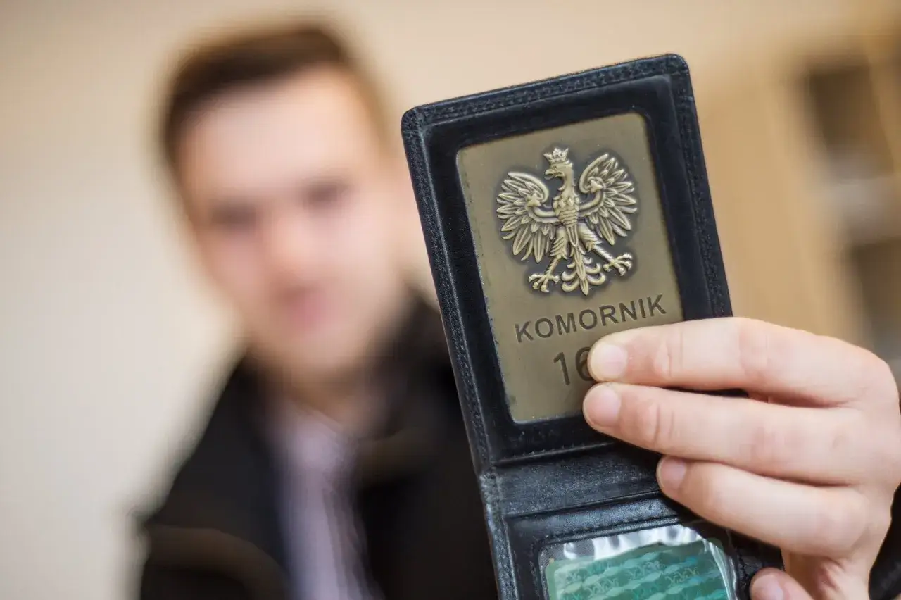 Czy firma windykacyjna może oddać sprawę do komornika? Na zdjęciu widać legitymację komorniczą.