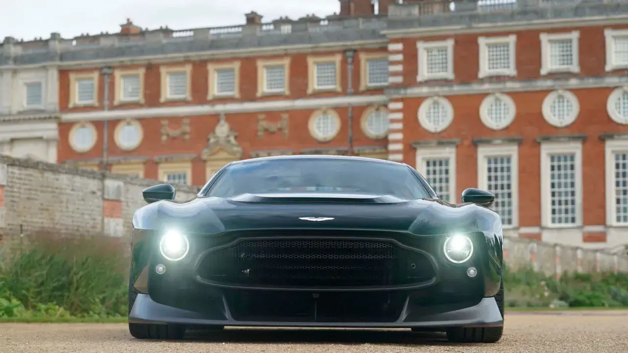 Ein Aston Martin Victor, ein Meisterwerk der Ingenieurskunst, steht vor einer pr&auml;chtigen Villa. Sein Preis ist unbezahlbar.