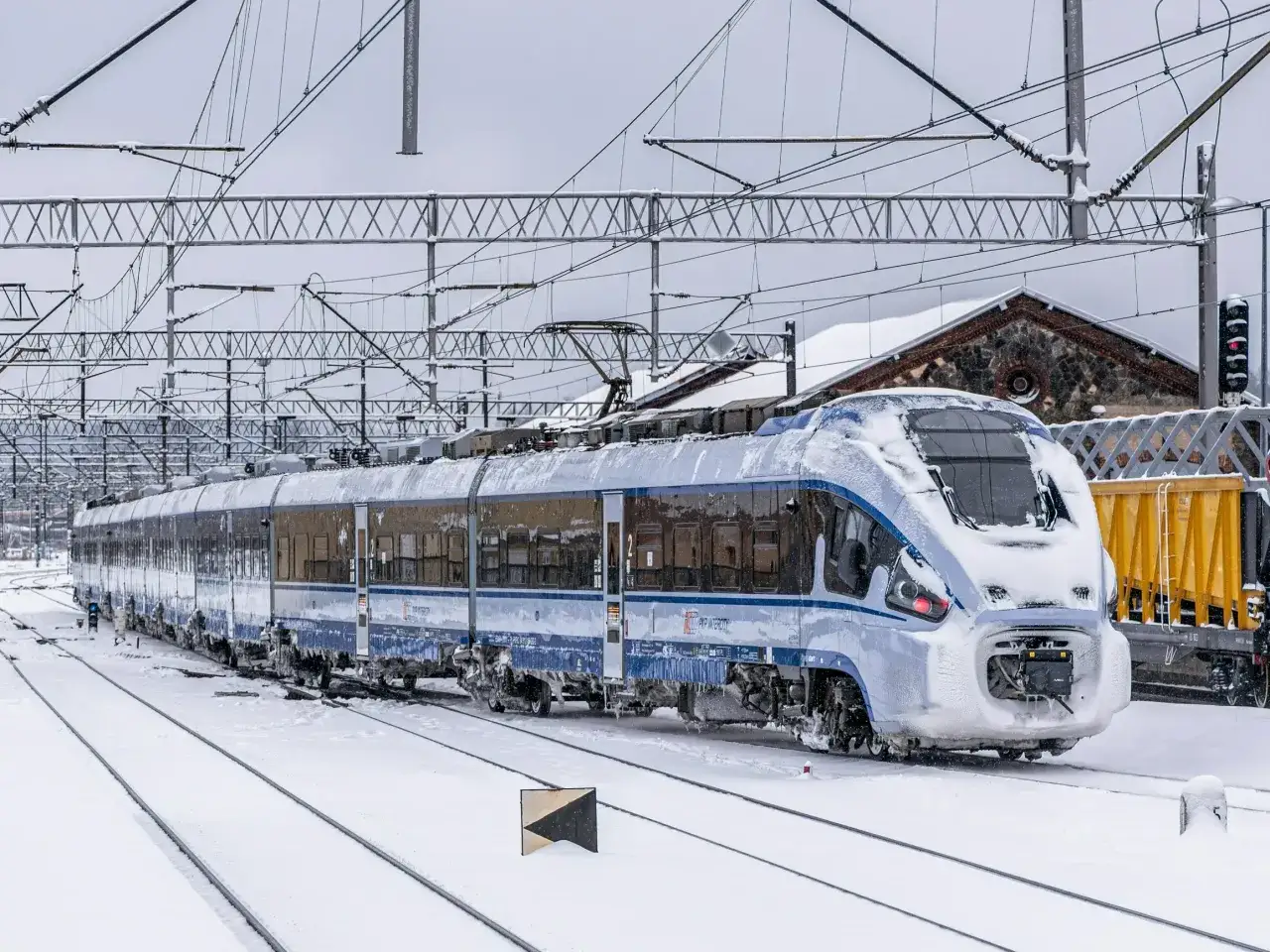 Zimowy pociąg PKP Intercity pokryty śniegiem. Spóźniłem się na pociąg, co z biletem?
