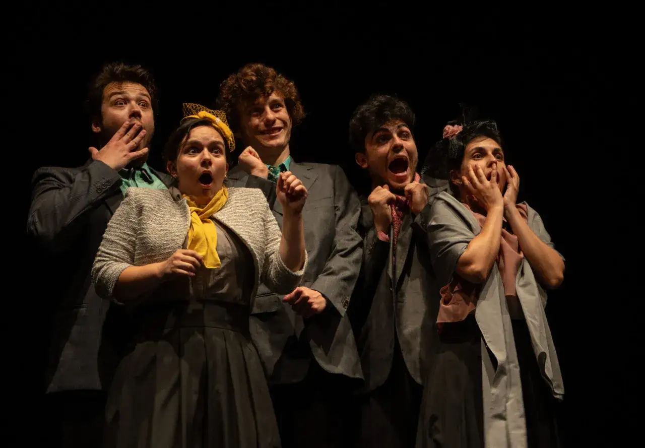 La signora Frola e il signor Ponza, suo genero, con altri attori, esprimono stupore e orrore sul palco.