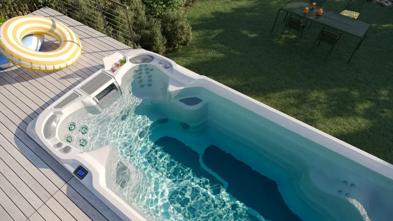 Basen swim spa w ogrodzie, luksusowy, nowoczesny