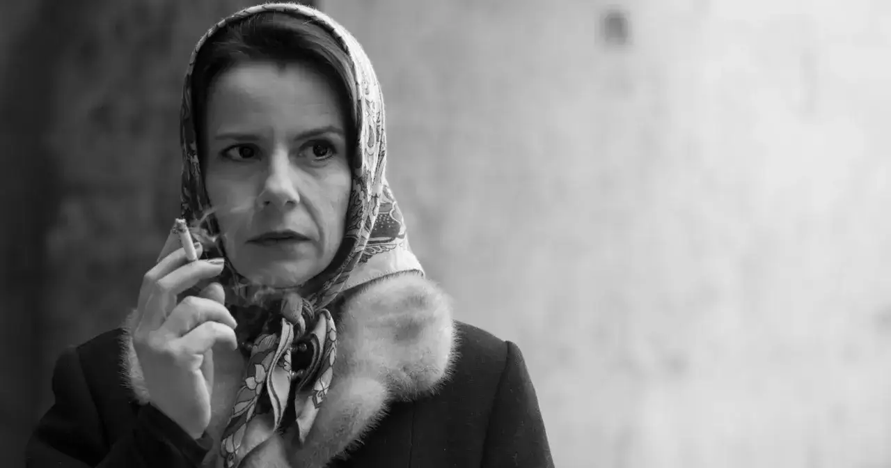 Agata Kulesza w filmach często wciela się w silne kobiety. Tutaj pali papierosa, zamyślona.