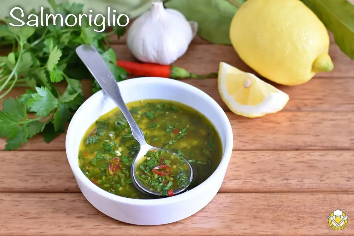 Salmoriglio ricetta: salsa verde con prezzemolo, aglio, limone e peperoncino. Perfetta per pesce e carne.