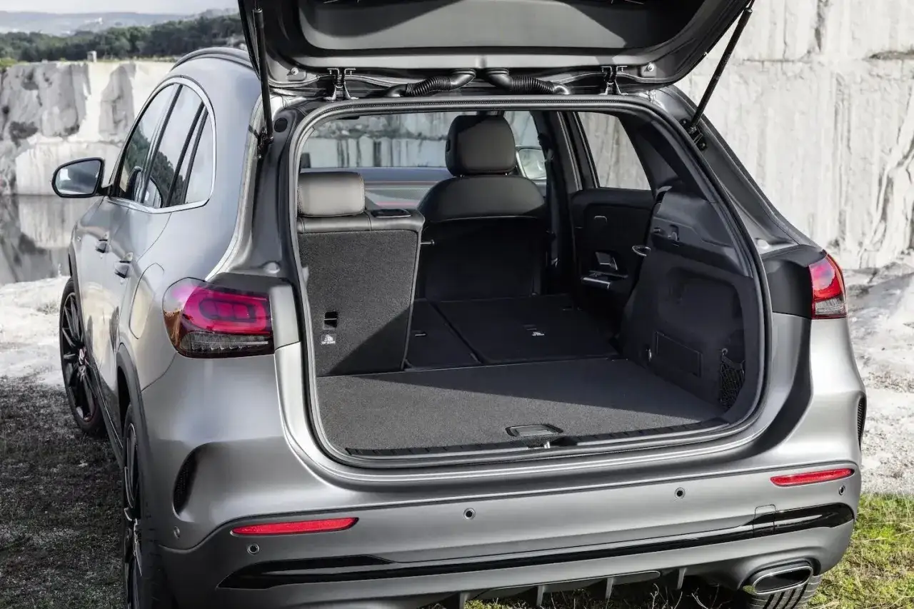 Otwarty bagażnik Mercedesa GLA 200. Widok wnętrza z rozłożonymi siedzeniami, ukazujący przestrzeń bagażową. Idealny do transportu sprzętu sportowego, poznaj wymiary GLA 200.