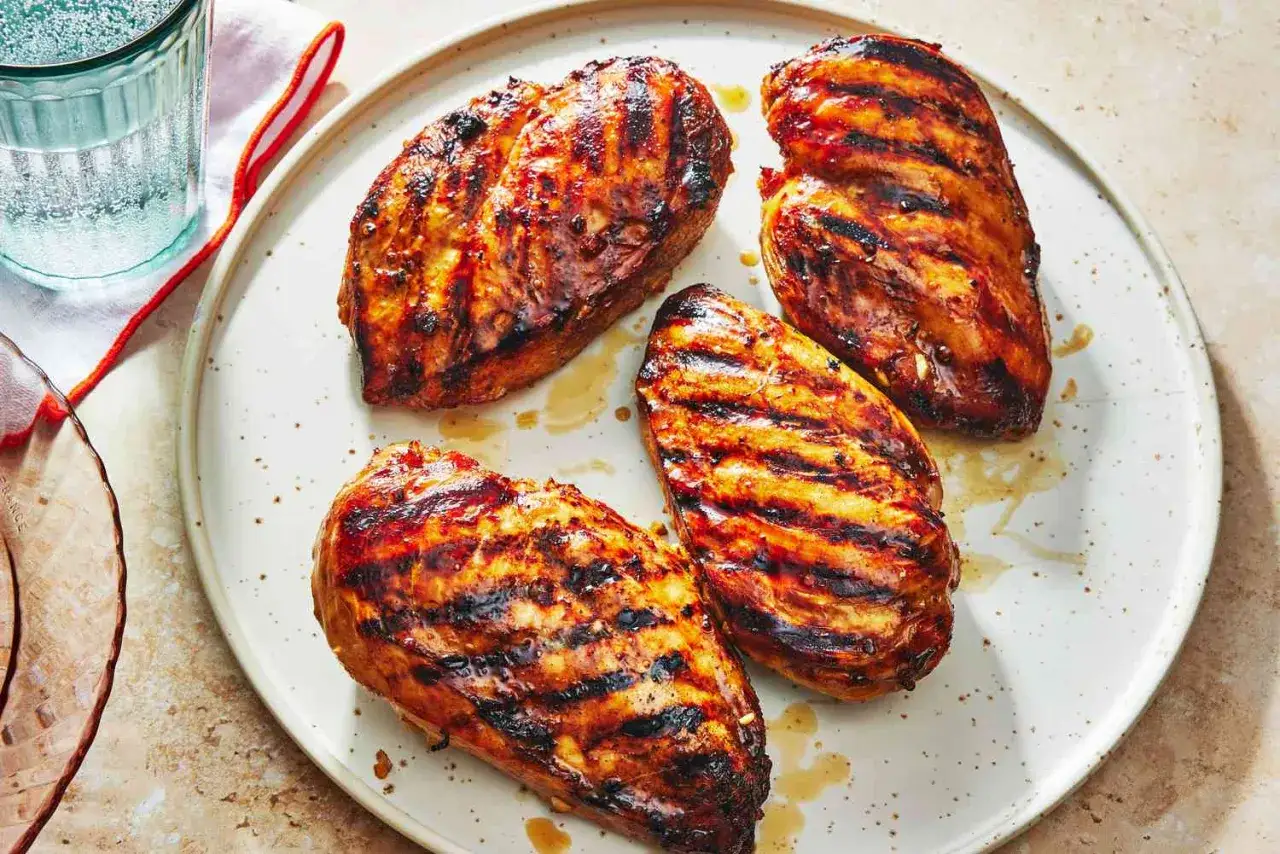 Quatre poitrines de poulet grill&eacute;es, juteuses et caram&eacute;lis&eacute;es, parfaites pour savoir que faire avec un barbecue.