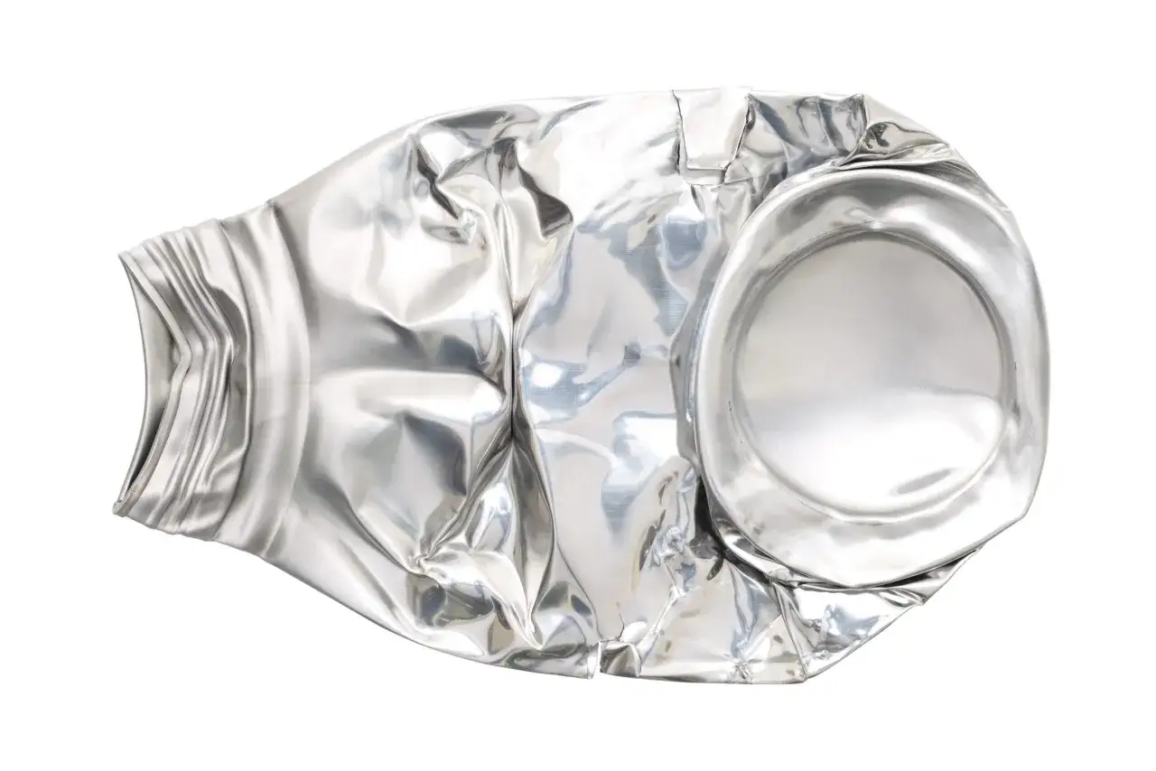 Zgnieciona puszka po napoju, wykonana z aluminium. Cena za kg tego surowca jest zmienna.
