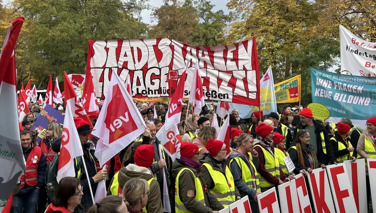 Demonstranten mit roten M&uuml;tzen und Warnwesten fordern bei TV L Verhandlungen bessere Bedingungen. Fahnen und Banner wie 