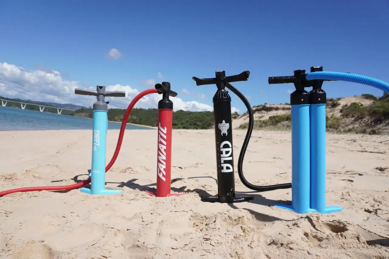 Vier SUP-Pumpen am Strand, bereit f&uuml;r den perfekten sup luftdruck.